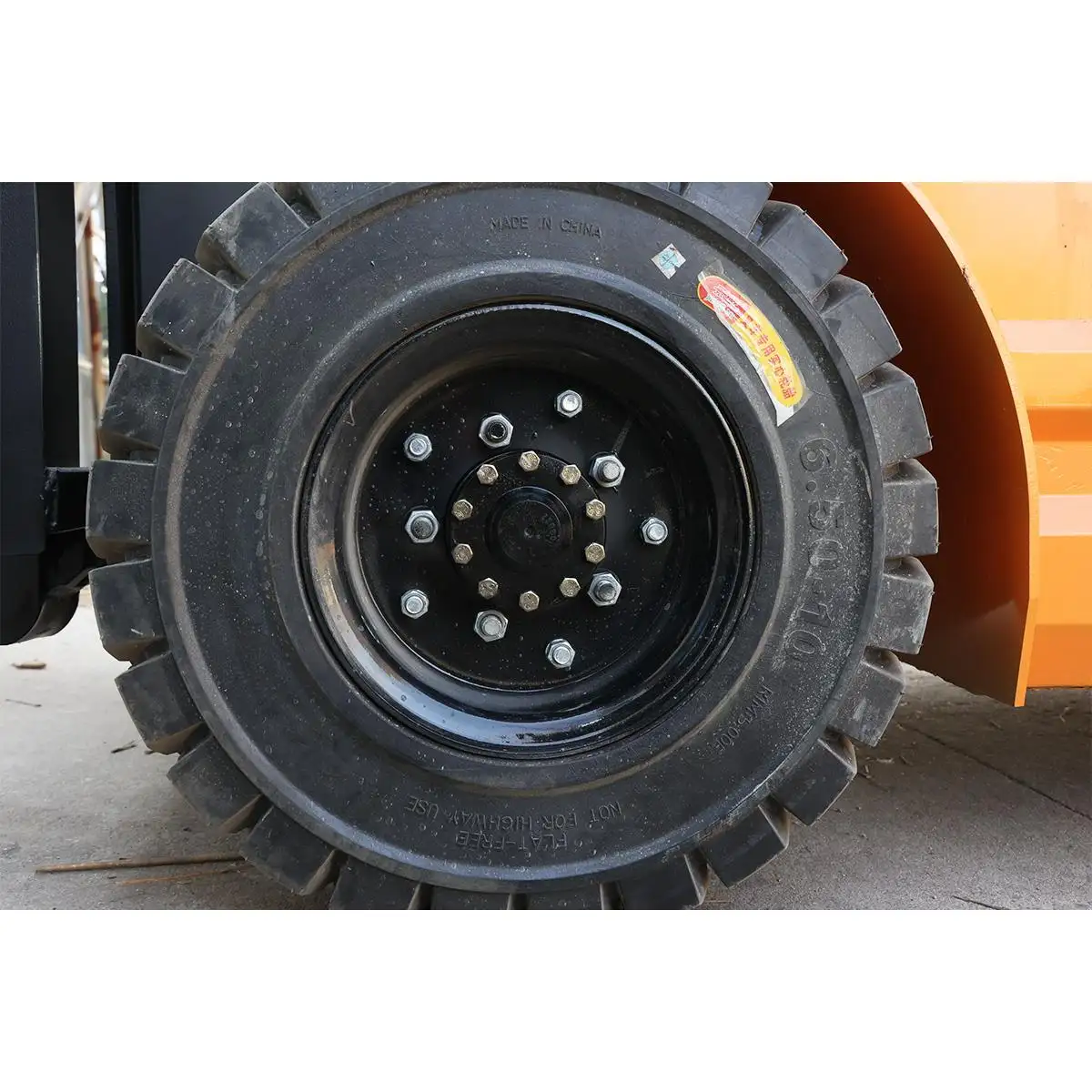 1.5-tonne – CPD-15 – Details – Tires